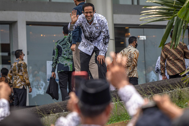 Menteri Pendidikan, Kebudayaan, Riset, dan Teknologi Nadiem Makarim menyapa sejumlah guru saat menghadiri Puncak Peringatan HUT Ke-77 Persatuan Guru Republik Indonesia (PGRI) dan Hari Guru Nasional (HGN) 2022 di Semarang, Jawa Tengah, Sabtu (3/12). Foto: Aji Styawan/Antara Foto