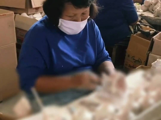 Salah seorang pekerja Anaria Souvenir sedang menggarap suvenir pernikahan Kaesang dan Erina. Foto: istimewa