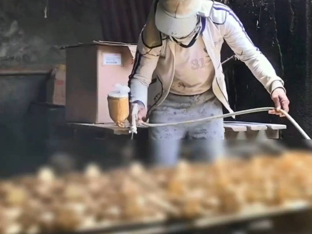 Salah seorang pekerja Anaria Souvenir sedang menggarap suvenir pernikahan Kaesang dan Erina. Foto: istimewa