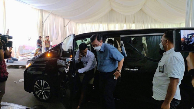 Menko Bidang Kemaritiman dan Investasi (Menko Marves) Luhut Binsar Pandjaitan mendatangi rumah calon besan Presiden Jokowi di Purwosari RT 03/RW 59, Sinduadi, Kecamatan Mlati, Kabupaten Sleman, Sabtu (3/12). Foto: Arfiansyah Panji Purnandaru/kumparan