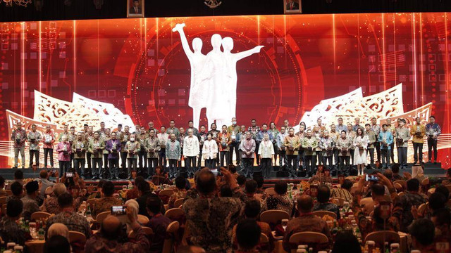 Bank Indonesia (BI) menobatkan BRI sebagai Bank Pendukung UMKM Terbaik dan Bank Konvensional Pendukung Pengendalian Moneter Rupiah dan Valas Terbaik dalam BI Awards 2022. Foto: Dok. BRI