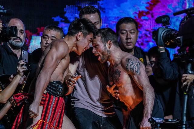 Joshua Pacio (kiri) dan Jarred Brooks dalam sesi facoff jelang berlaga di ONE 164 pada Sabtu (3/12/2022) malam. Foto: ONE Championship