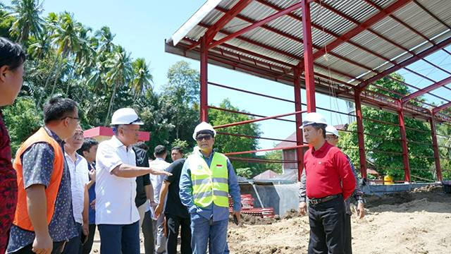 Bupati Minsel, Franky Donny Wongkar mendampingi Sekretaris Kementerian Koperasi dan UKM (Kemenkop dan UKM), Arief Rahman Hakim saat meninjau pelaksanaan pekerjaan Factory Sharing di Desa Kapitu, Kecamatan Amurang Barat.