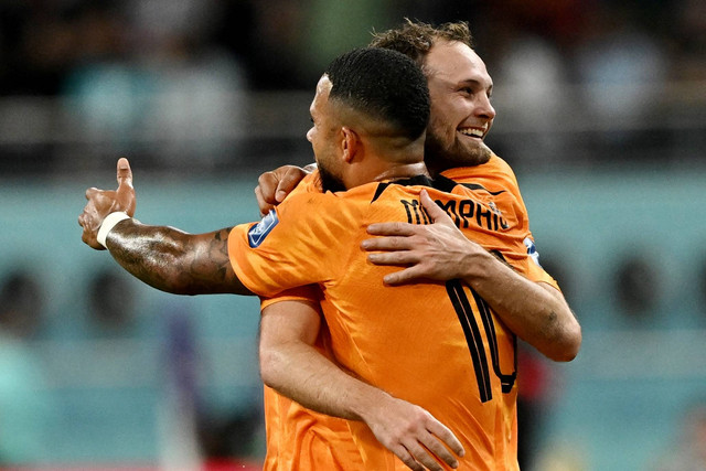 Pemain Belanda Daley Blind merayakan gol kedua mereka dengan Memphis Depay saat lawan Amerika Serikat pada Piala Dunia 2022, di Stadion Internasional Khalifa, Doha, Qatar, Sabtu (3/12/2022). Foto: Dylan Martinez/REUTERS