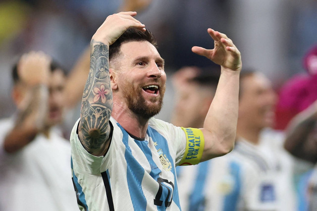 Pemain Argentina Lionel Messi merayakan kemenangannya usai Argentina lolos ke perempat final Piala Dunia 2022 di Stadion Ahmad bin Ali, Al Rayyan, Qatar, Sabtu (2/12/2022). Foto: Pedro Nunes/REUTERS