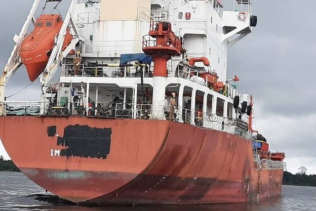 Kapal Tanker B-Ocean yang sandar di pelabuhan Abidjan, Pantai Gading. Foto: KBRI Dakar