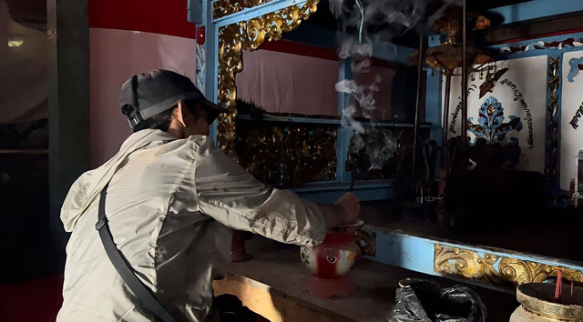 Beribadah di Puncak Hargo Dalem, Gunung Lawu. (Sumber : dokumen pribadi)