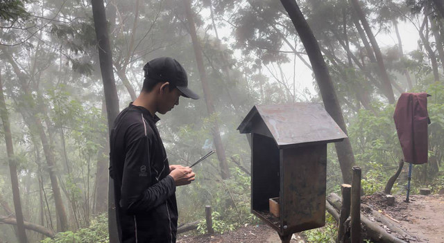 Berdoa di Altar Pos 3 Pendakian Gunung Lawu via Candi Cetho (Sumber : dokumen pribadi)