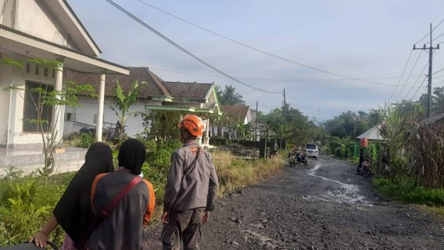 Suasana di Lumajang saat gunung Semeru kembali muntahkan awan panas guguran. Foto: BNPB