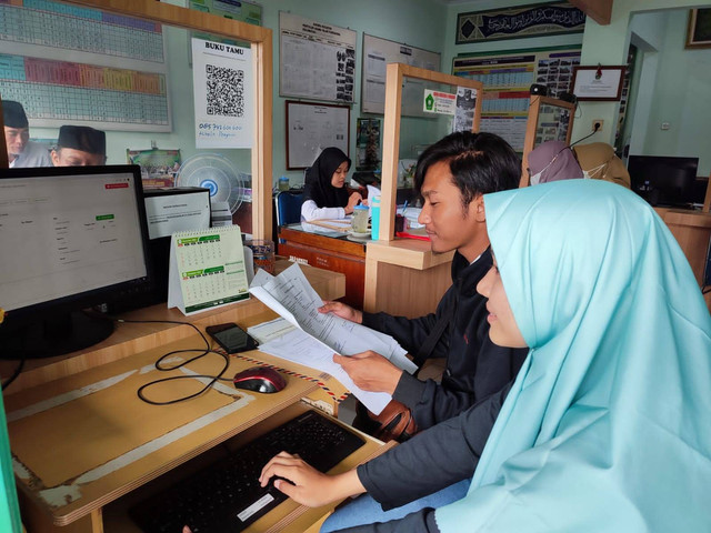 Salah satu pasangan dari Jawa Timur rela datang ke Jogja demi nikah gratis. Foto: Ryan Budi