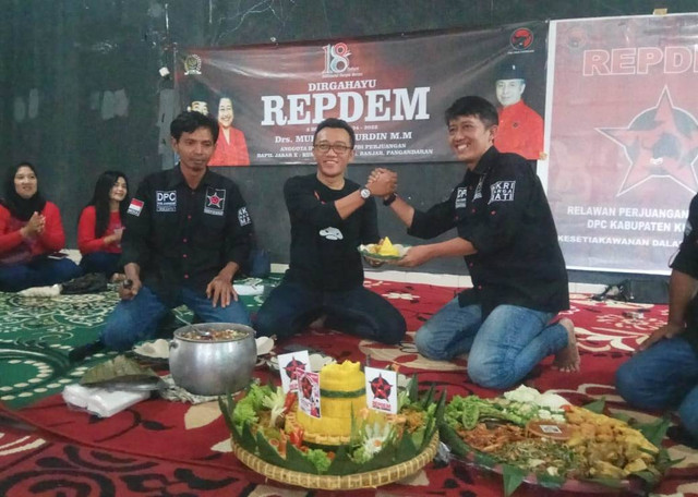 Suasana saat peringatan HUT ke-18 Repdem (Relawan Perjuangan Demokrasi) di Kabupaten Kuningan, Jawa Barat. (Andri)