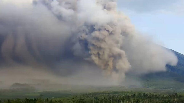 Aktivitas Gunung Semeru pascaerupsi pada Minggu (4/12/2022).
Foto: BNPB