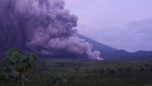 Aktivitas Gunung Semeru pascaerupsi pada Minggu (4/12/2022).
 Foto: BNPB
