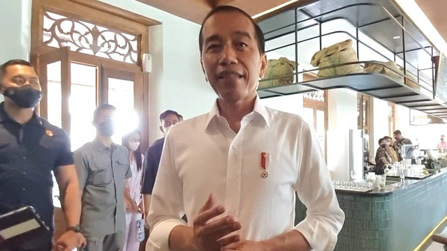 Presiden Jokowi seusai melakukan rapat terakhir persiapan pernikahan Kaesang dan Erina, Minggu (04/12/2022). FOTO: Fernando Fitusia