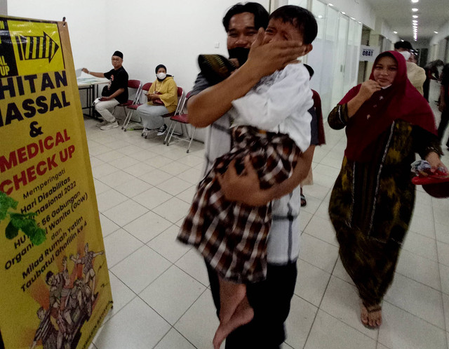Khitanan massal yang digelar Gabungan Organisasi Wanita (GOW) Kota Surabaya bersama Rumah Yatim dan Dhuafa Taubatul Ghofilin. Foto-foto: Masruroh/Basra