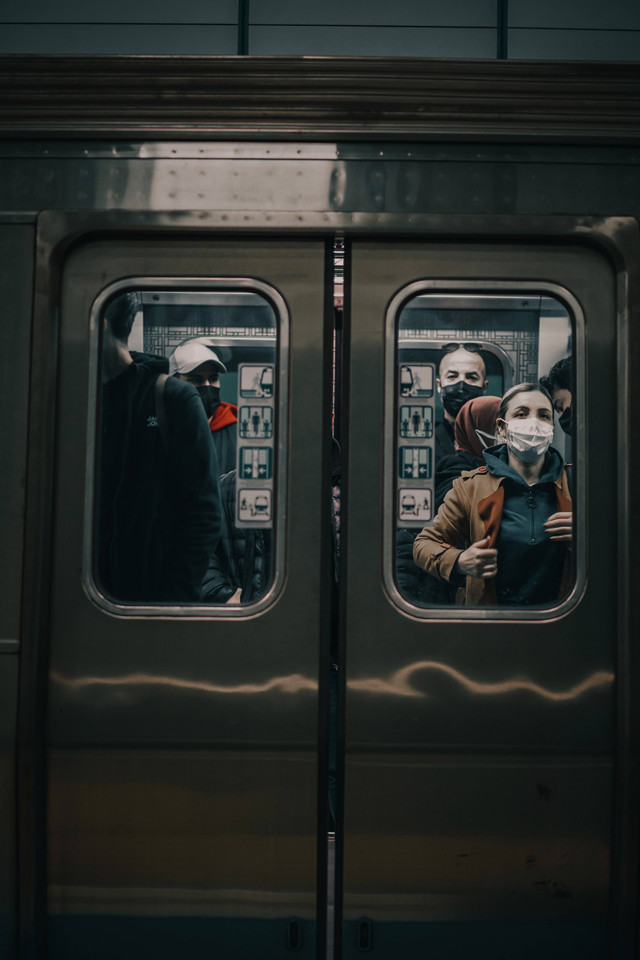 Masyarakat di Masa Pandemi Covid-19 (Source: Foto oleh Tahir Osman: https://www.pexels.com/id-id/foto/orang-orang-melatih-kendaraan-umum-urban-11602138/)