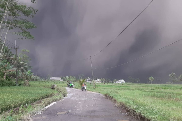 Aktivitas Gunung Semeru pascaerupsi pada Minggu (4/12/2022).
 Foto: BPBD Lumajang