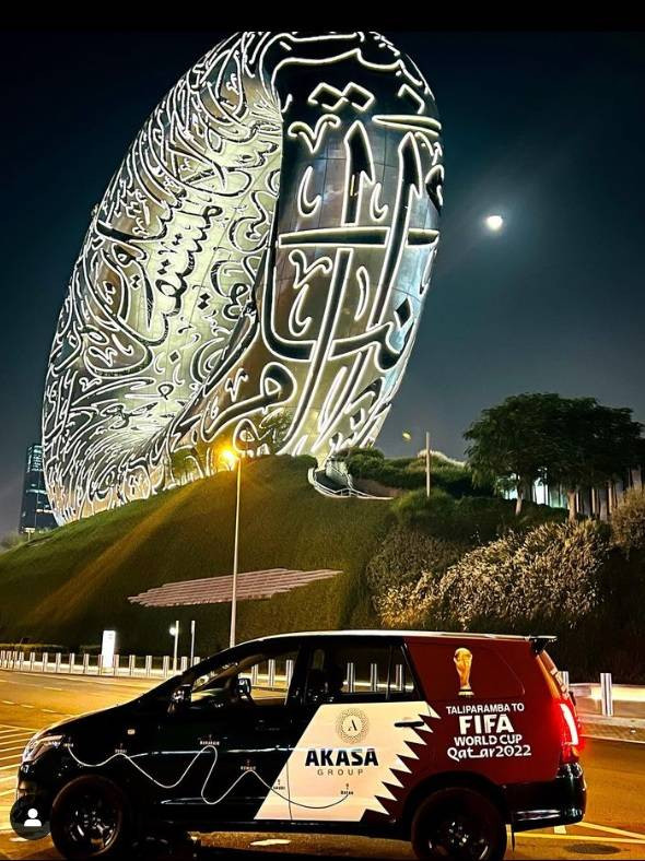 Satu keluarga dari India touring ke Qatar kakai Toyota Innova. Foto: Instagram/@the_parava