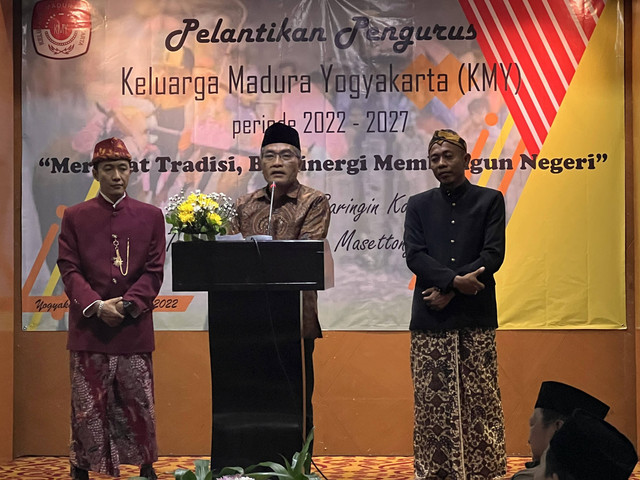 Bupati Bantul Abdul Halim Muslih didampingi oleh Ketua Umum KMY, Jugil Adiningrat (kanan) saat memberi pengarahan saat pelantikan pengurus KMY, Sabtu (3/12) di Hotel Ros In, Yogyakarta. Foto: ESP