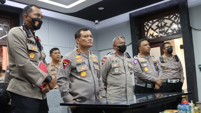 Kapolda Jateng, Irjen Polisi Ahmad Luthfi (dua dari kiri) saat mengecek TMC Polresta Solo. FOTO: Agung Santoso