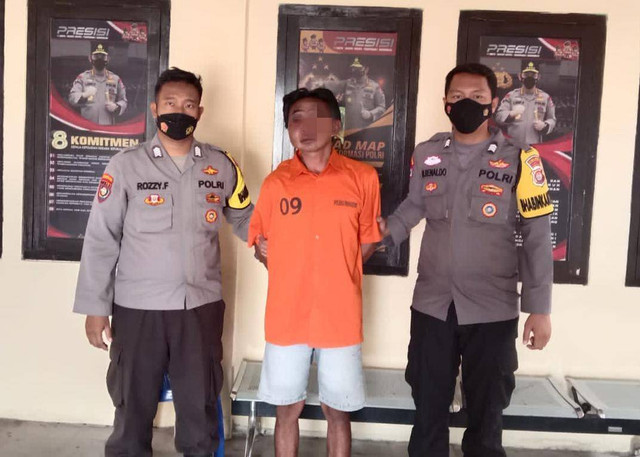 Pelaku pencurian kotak amal babak belur diamuk massa sebelum akhirnya berhasil ditangkap polisi. | Foto : dok Polres Pringsewu
