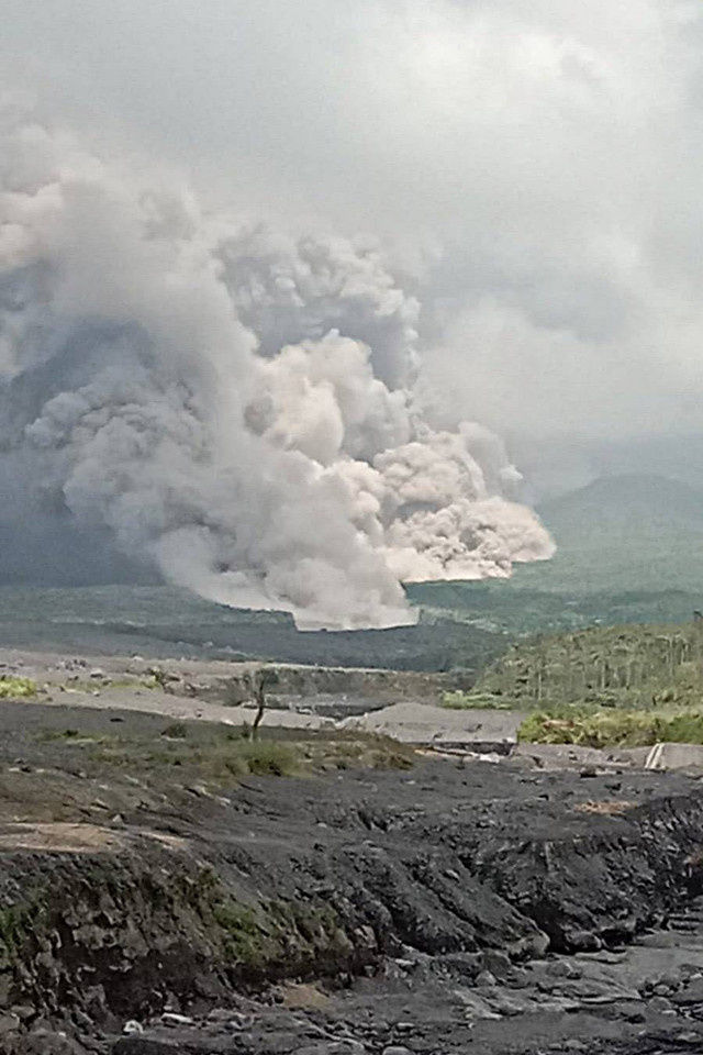 Awan panas guguran (APG) Gunung Semeru terlihat dari Kecamatan Pronojiwo, Lumajang, Jawa Timur, Minggu (4/12/2022). Foto: Eri/ANTARA FOTO