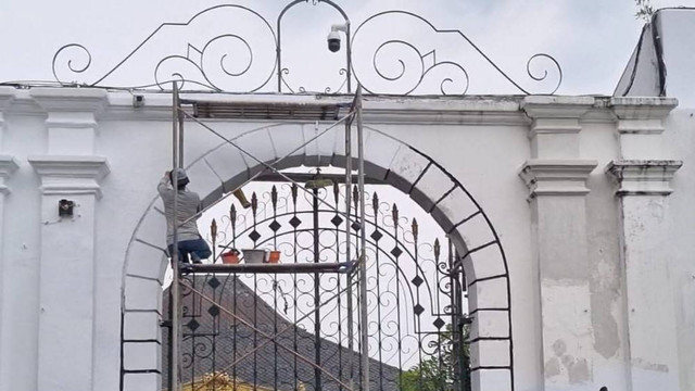 Salah satu kamera CCTV yang terpasang di salah satu pintu masuk Pura Mangkunegaran, Solo. FOTO: Fernando Fitusia