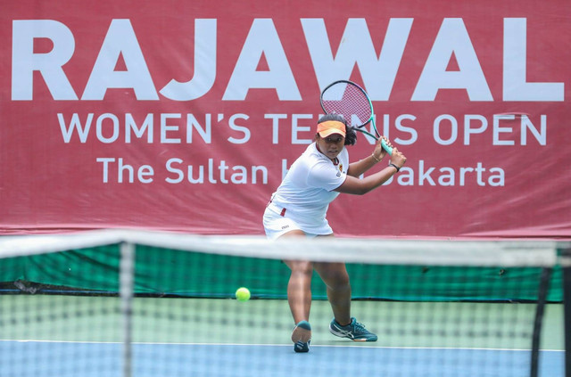 Petenis putri Fitriana Sabrina dalam laga bertajuk all-BIN-Tennis-Club final turnamen nasional Rajawali Women's Tennis Open 2022. Foto: Dok. Istimewa