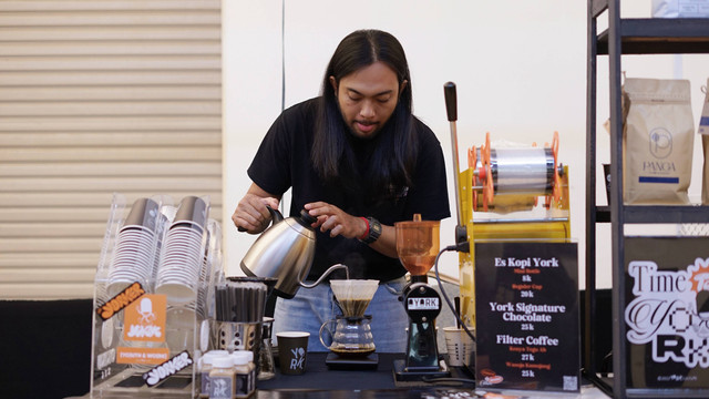 Aksi barista meracik kopi di pesta kopi mandiri 2022 yang berlangsung di atrium Palembang Indah Mal, Minggu (4/12) Foto: prim/Urban Id