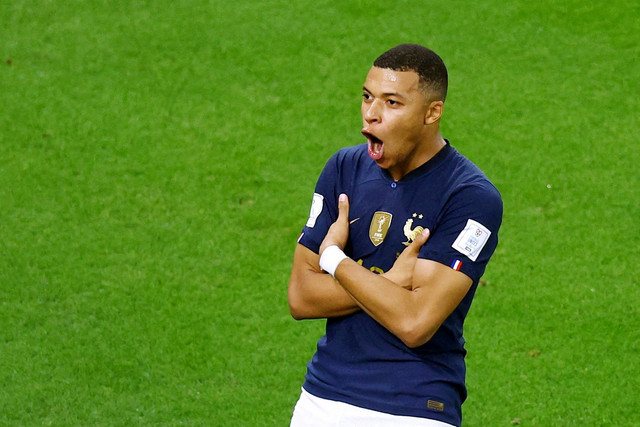 Pemain Prancis Kylian Mbappe merayakan gol keduanya saat lawan Polandia pada Babak 16 Besar Piala Dunia 2022, di Stadion Al Thumama, Doha, Qatar, Minggu (12/4/2022). Foto: Lee Smith/REUTERS