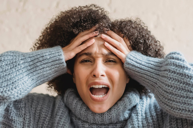 Gambar oleh Liza Summer: https://www.pexels.com/photo/emotional-black-woman-yelling-and-touching-head-6382714/