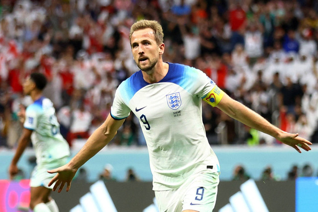 Pemain Inggris Harry Kane merayakan gol kedua mereka saat lawan Senegal pada babak 16 besar Piala Dunia 2022, di Stadion Al Bayt, Al Khor, Qatar, Minggu (4/12/2022). Foto: Carl Recine/REUTERS