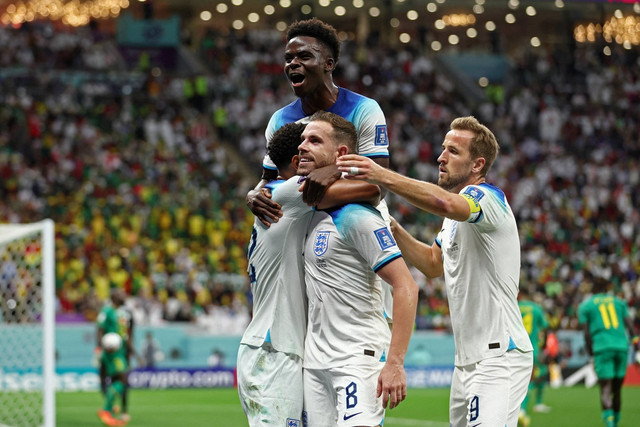 Pemain Inggris Jordan Henderson merayakan gol pertama mereka dengan rekan setimnya saat lawan Senegal pada babak 16 besar Piala Dunia 2022, di Stadion Al Bayt, Al Khor, Qatar, Minggu (4/12/2022). Foto: Marko Djurica/REUTERS