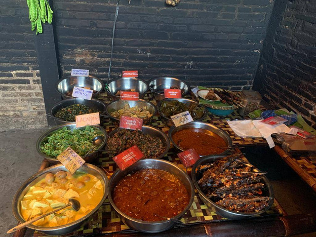 Menu di Mangut Lele Mbah Marto (Sumber: Dokumentasi Pribadi)