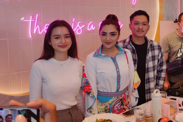 Penyanyi Ashanty bersama dengan Azriel Hermansyah dan Sarah Menzel, dalam acara peresmian Lu'miere Bistro di Grand Metropolitan Mall Bekasi, Jumat (2/12/2022). Foto: Riad Nur Hikmah/kumparan