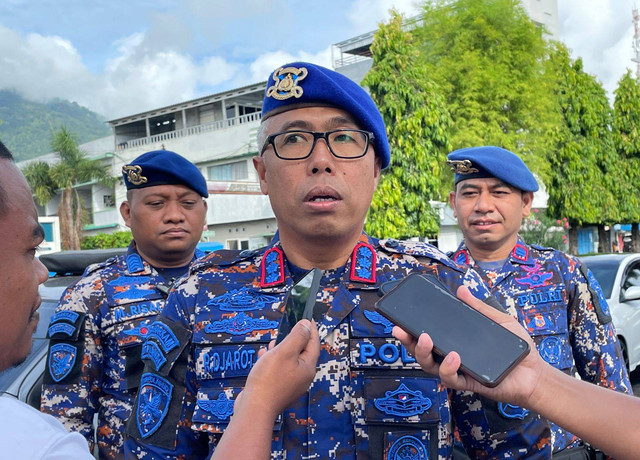 Dirpolairud Polda Maluku Utara saat diwawancarai awak media usia upacara  memperingati HUT Ke-72 Polairud tahun 2022. Foto: Istimewa