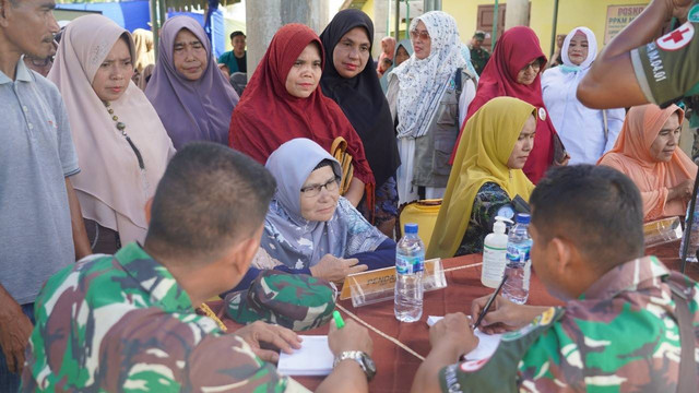 TNI gelar pemeriksaan kesehatan gratis untuk warga di Syamtalira Aron, Aceh Utara. Foto: Korem 011