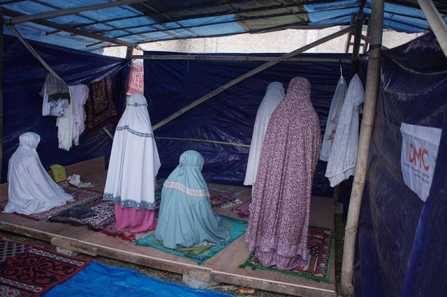 Tim DMC (Disaster Management Center) Dompet Dhuafa mendirikan Musholla Darurat, swadaya bersama para penyintas disana. Berukuran kurang lebih 7 x 5 meter persegi, Musholla tersebut menampung hingga 35 orang jama’ah. (Rabu, 30/11/2022)
