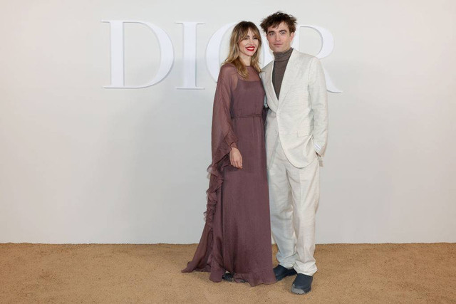 Robert Pattinson dan kekasihnya, Suki Waterhouse, menghadiri fashion show Dior Fall 2023 Menswear Collection pada Sabtu (03/12/2022) di Kairo, Mesir. Foto: Pascal Le Segretain/Getty Images