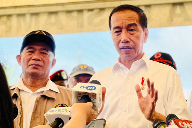 Presiden Jokowi memberikan keterangan pers usai meninjau lokasi pengungsi korban gempa di Posko Bantuan Paspampres Desa Cijedil, Kecamatan Cugenang, Cianjur, Senin (5/12/2022). Foto: Laily Rachev/Biro Pers Sekretariat Presiden