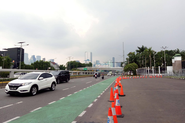 Kawat berduri terpasang di pagar Gedung DPR/MPR menyusul adanya rencana aksi demontrasi penolakan RKUHP, Senin (5/12/2022). Foto: Ananta Erlangga/kumparan