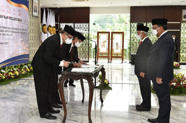 Dwi Soetjipto (Kedua kanan) dan Nanang Abdul Manaf (pertama dari kiri) dilantik menjadi Pengurus SKK Migas yang baru oleh Menteri ESDM Arifin Tasrif (di depannya), di Kementerian ESDM, Jakarta, Senin (5/12/2022). Foto: Dok. SKK Migas