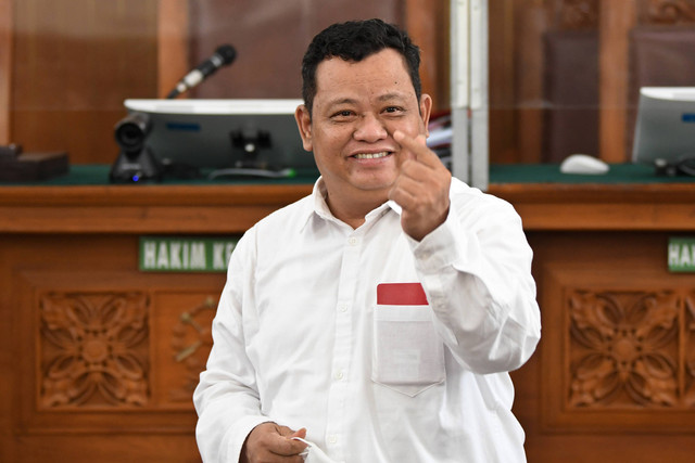 Terdakwa pembunuhan berencana terhadap Brigadir Yosua, Kuat Maruf alias KM menyapa pengunjung dalam sidang lanjutan kasusnya di Pengadilan Negeri Jakarta Selatan, Senin (5/12/2022). Foto: Aditya Pradana Putra/ANTARA FOTO