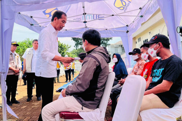 Presiden Joko Widodo tinjau pembangunan rumah tahan gempa di Cianjur. Foto: Laily Rachev/Biro Pers Sekretariat Presiden