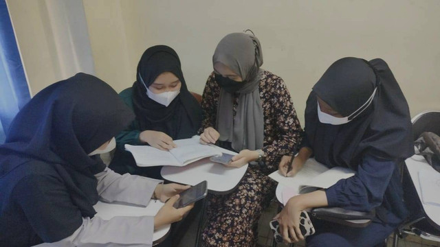 Aktivitas duduk yang tidak dapat dipisahkan dalam kehidupan sehari-hari. (Dokumentasi pribadi)
