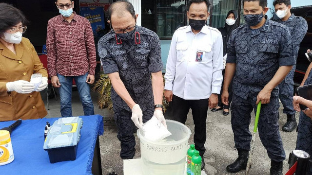 BNN Riau melakukan pemusnahan barang bukti narkoba jenis sabu. (DEFRI CANDRA/SELASAR RIAU)