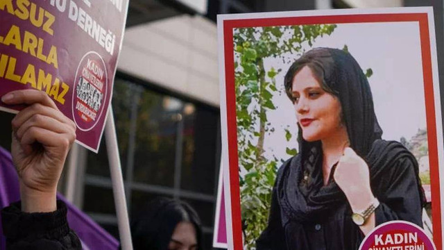 Iran telah menghadapi aksi protes berbulan-bulan atas kematian seorang perempuan muda, Mahsa Amini, setelah ditahan oleh polisi moral karena diduga melanggar aturan ketat berhijab.