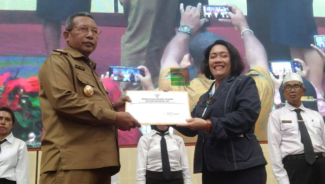 Penyerahan SK 254 guru PPPK dari Kepala BKN Regional XIV Manokwari Hardiana Wati kepada Penjabat Wali Kota Sorong, foto: Yanti/BalleoNEWS