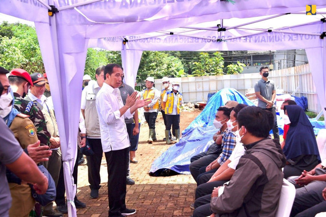 Presiden Jokowi didampingi sejumlah menteri meninjau pembangunan rumah relokasi di Desa Sirnagalih, Kecamatan Cilaku, Kabupaten Cianjur, Provinsi Jawa Barat, Senin (5/11/2022). Foto: Dok. Kementerian PUPR