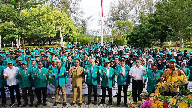 Rektor USK Prof Marwan dan pejabat lainnya melakukan foto bersama dengan mahasiswa peserta KKN di halaman Kantor Pusat Administrasi USK, Banda Aceh, Senin (5/12/2022). Foto: Dok. USK